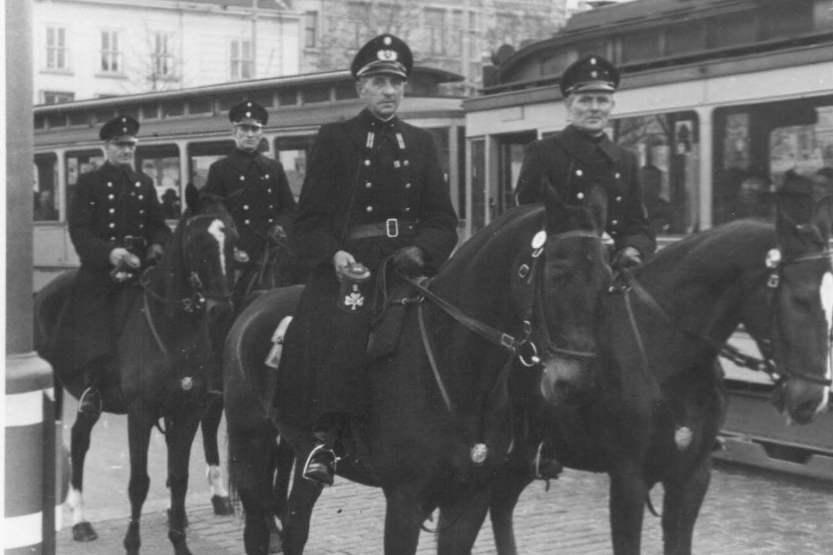 Sbírání policistů na koních pro zimní úlevu v Nizozemsku 14. listopadu 1942