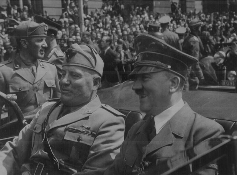 Adolfas Hitleris ir Benito Mussolini Miunchene
