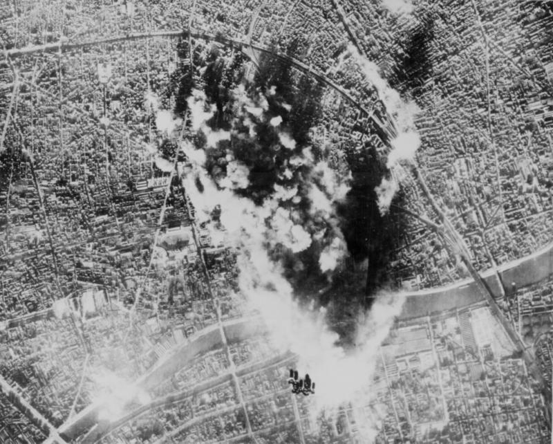 8-oji AAF bombonešių vadavietė gruodžio 31 d., Kai užpuolė gyvybiškai svarbų CAM rutulinį guolį