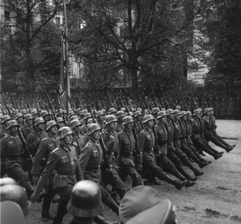 Vokiečių kariuomenės paradas per Varšuvą