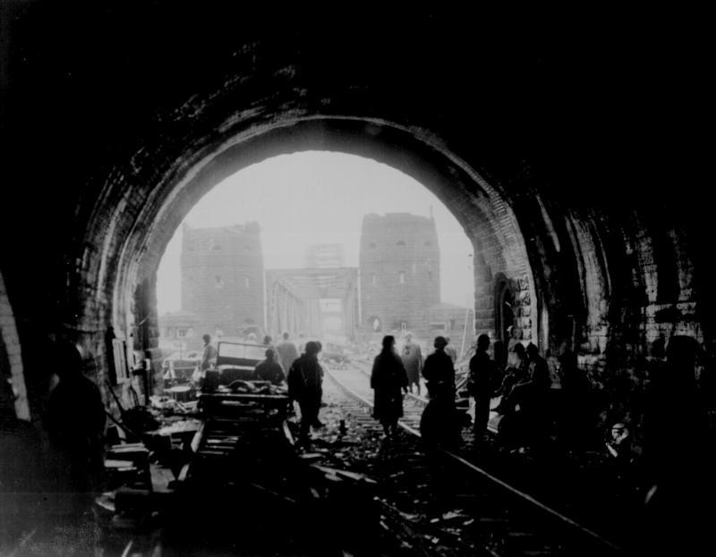 Pierwsi żołnierze i sprzęt armii amerykańskiej przechodzą przez most Remagen