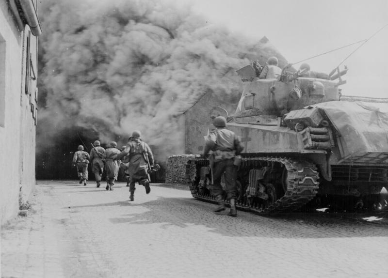 55th Armoured Infantry Battalion en tank van het 22th Tank Battalion in Wernberg