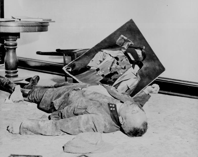 Un general mort al Volkssturm se află pe podeaua primăriei