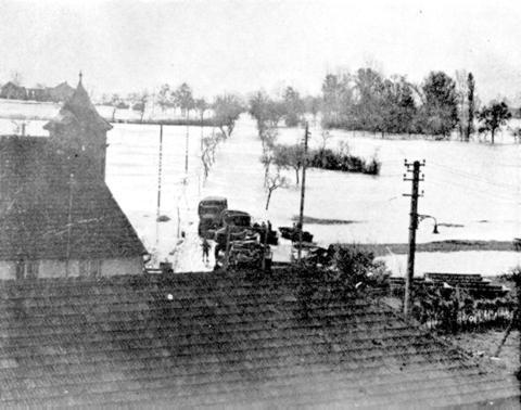 90 Infantry Division (USA) passing Malling