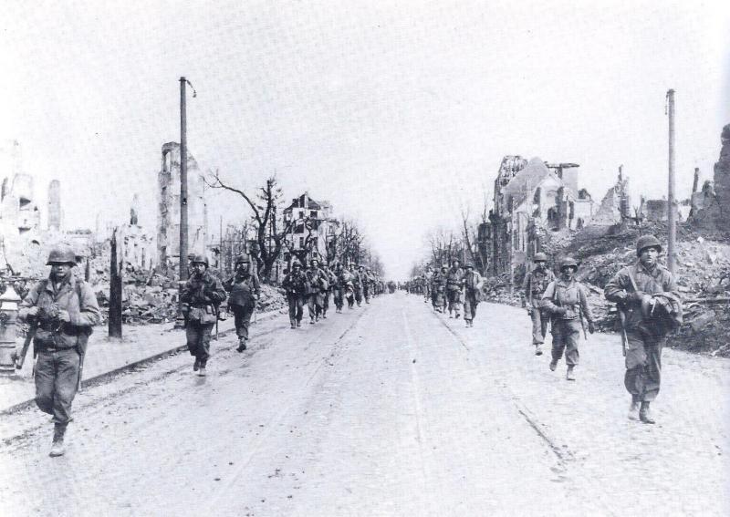 80 Infanteriedivision (USA) marschiert in Kassel ein