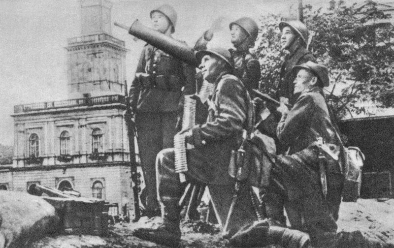 Polish Army anti-aircraft crew posing with their Ckm wz.30
