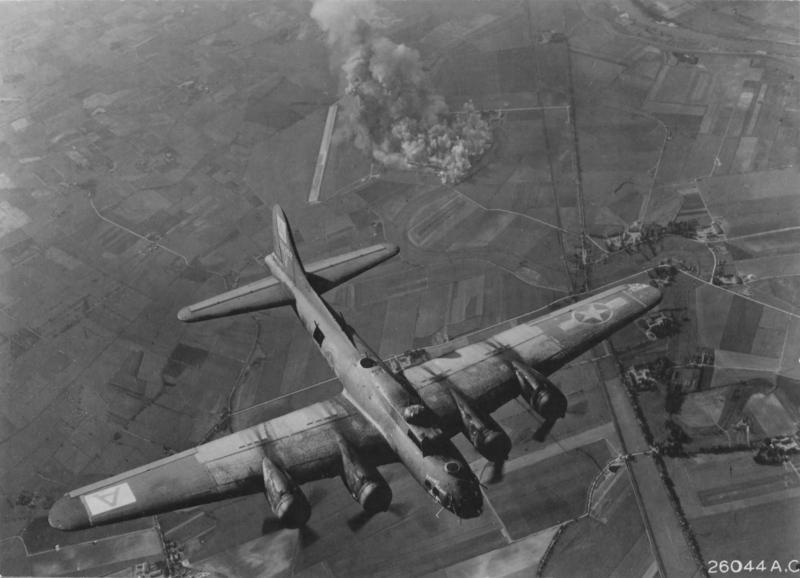 8-asis oro pajėgų B-17 bombonešis, reiduojantis Focke'as Wulfas