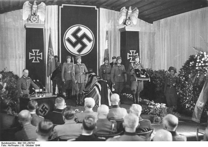 Gerd von Rundstedt, Mareşal Erwin Rommel'in cenazesinde konuşurken