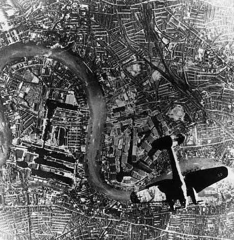 Alman He 111 bombardıman uçağı Surrey Docks, Londra, İngiltere, Birleşik Krallık'ta 1700 Eylül 7 tarihinde saat 1940'de