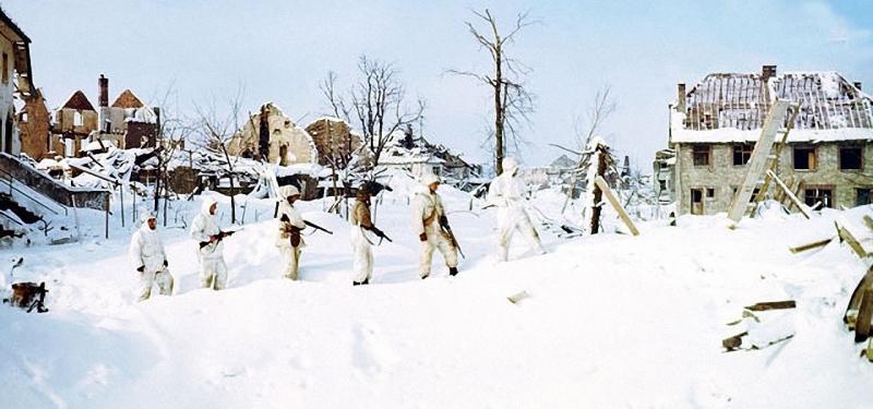 A patrol 7 Armored Division walks through the snow, St Vith.