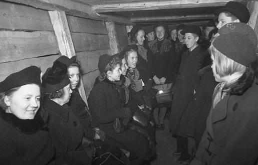 Suomijos civiliai gyventojai bombos prieglaudoje, Helsinkis, Suomija, 2 m. Gruodžio 1939 d