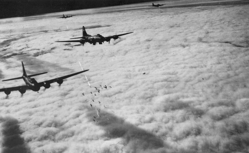 „B-17F“ skraidantys tvirtovės sprogdintojai sprogdino Brėmeną
