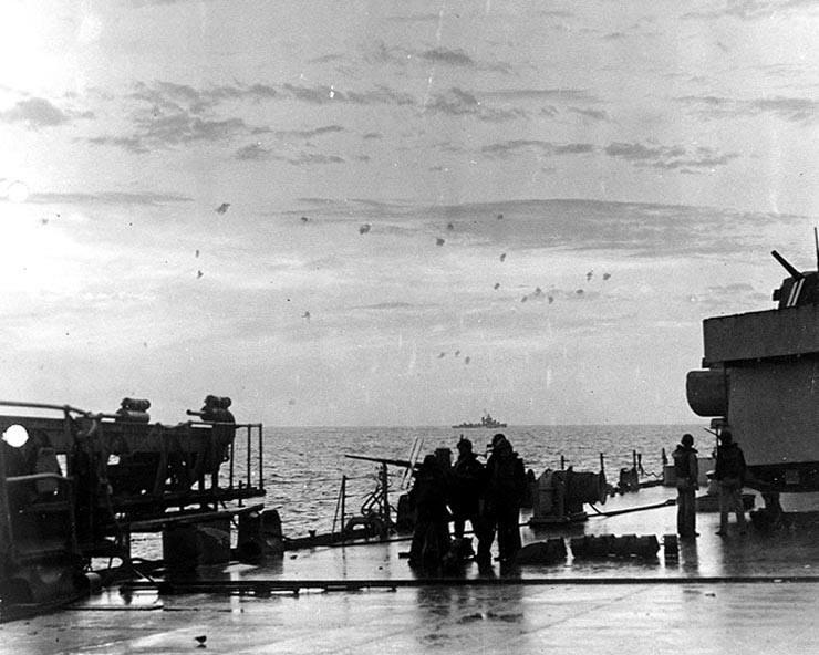 Virš Amerikos laivų matomas priešlėktuvinis ginklas, nukreiptas prieš prancūzų naikintuvus