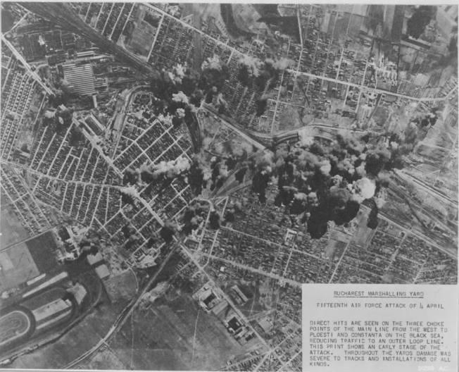 Bükreş'teki petrol rafinerilerinin ilk İngiliz-Amerikan güçleri tarafından bombardımanı