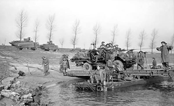 Een op een vrachtwagen gemonteerd 40 mm Bofors luchtafweerkanon van de 15e (Schotse) Divisie dat de Rijn oversteekt