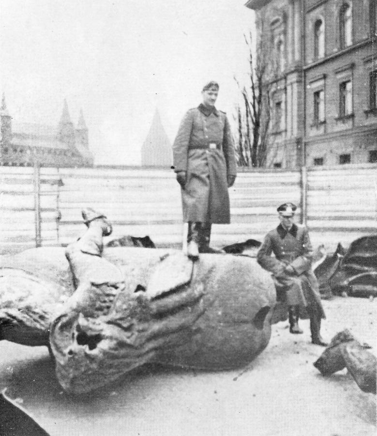 Vokiečiai pozuoja su sunaikintu Žalgirio paminklu Krokuvoje