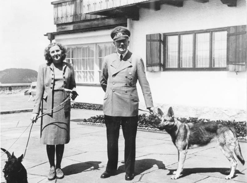 Adolfas Hitleris, Eva Braun ir jų šunys savo Berghofe Obersalzberge
