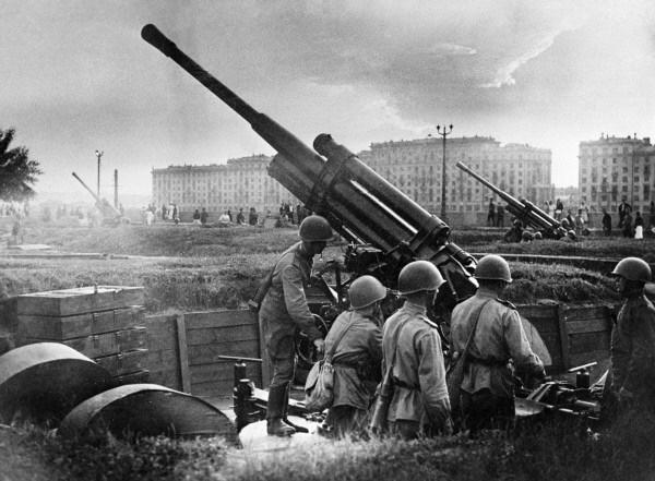 Maskvos gynėjai, ruošdamiesi Gorkio parke AAA ginklus