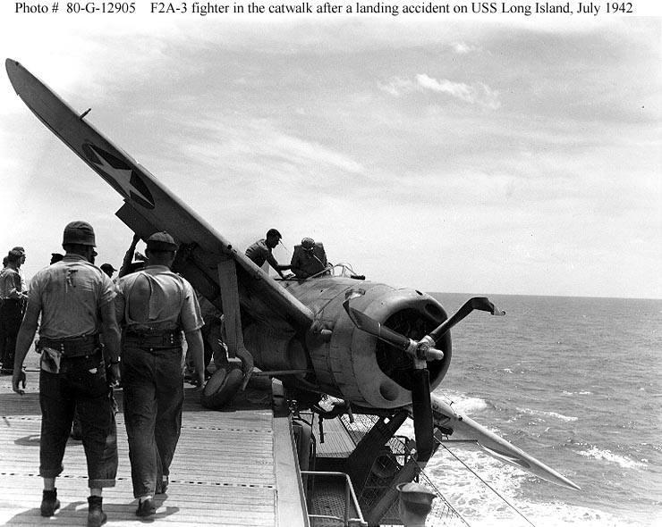 Истребитель Brewster F2A-3 \ "Buffalo \" покоится в проходе галереи кабины экипажа.