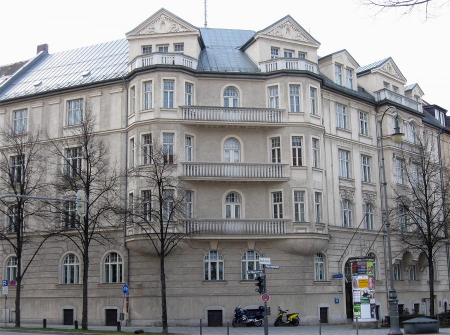 Lee Miller ﬁnds herself in Adolf Hitler's Munich bathroom