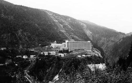Mudering after raid on Norsk-Hydro Vemork plant at Rjukan