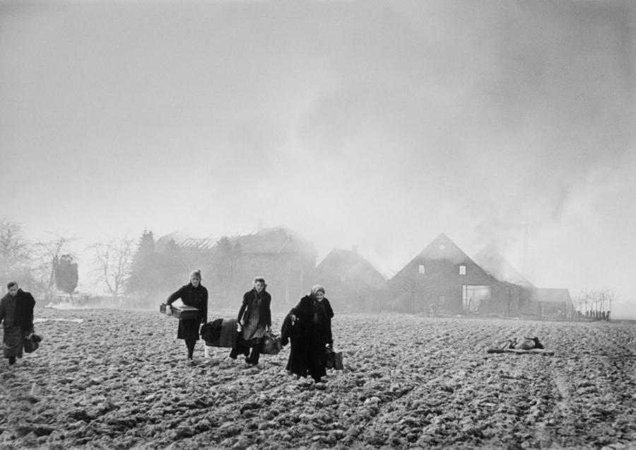 Photo by Robert Capa, German farmers fleeing