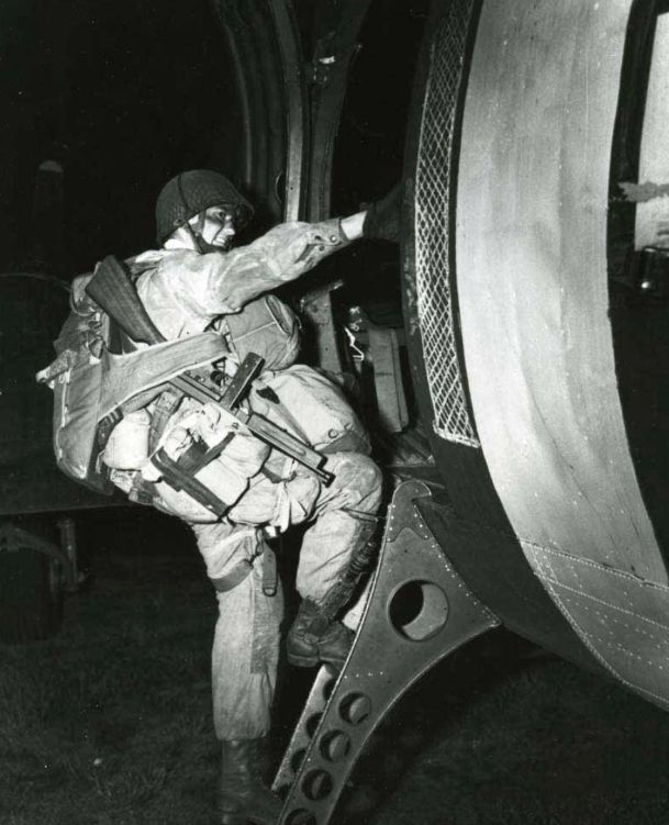 1944-06-06 00:05 D-day | Paratroopers to Normandy
