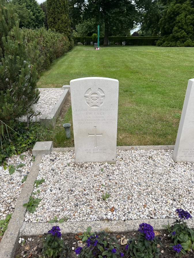 Lancaster lost at Voorst (Teuge - Kadijk) on 12-06-1943 (SGLO ref: T2427)