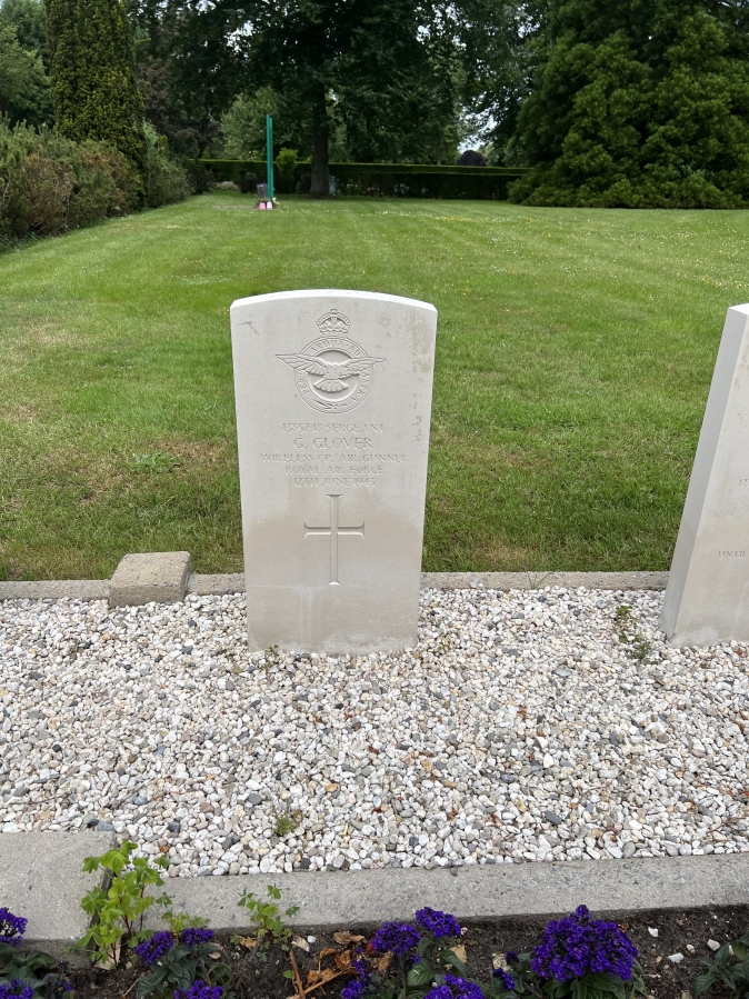 Lancaster lost at Voorst (Teuge - Kadijk) on 12-06-1943 (SGLO ref: T2427)