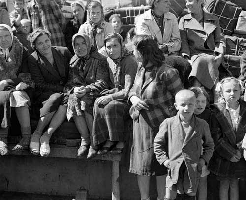 1st Polish Armoured Division at Oldenburg caring POW and Polish refugees